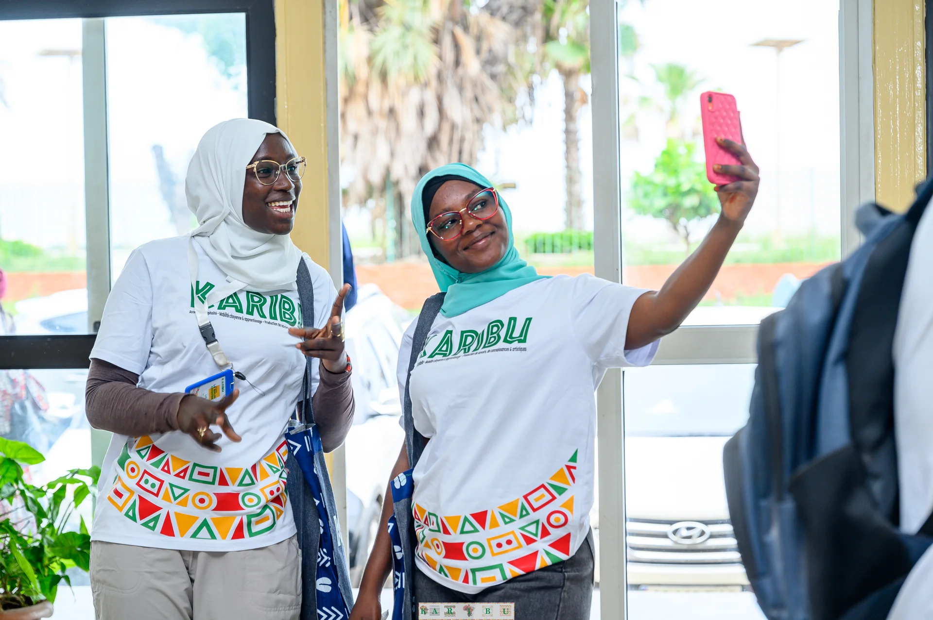 Participants prenant un selfie de groupe lors d'une activité